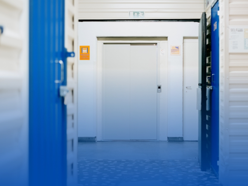 Self Store józsefvárosi raktárépületben teherlift | © Self Store
