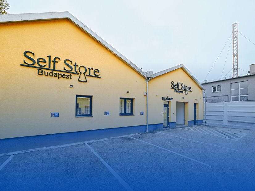 Self Store Újbuda raktárépület - belső ügyfélparkoló | © Self Store Budapest
